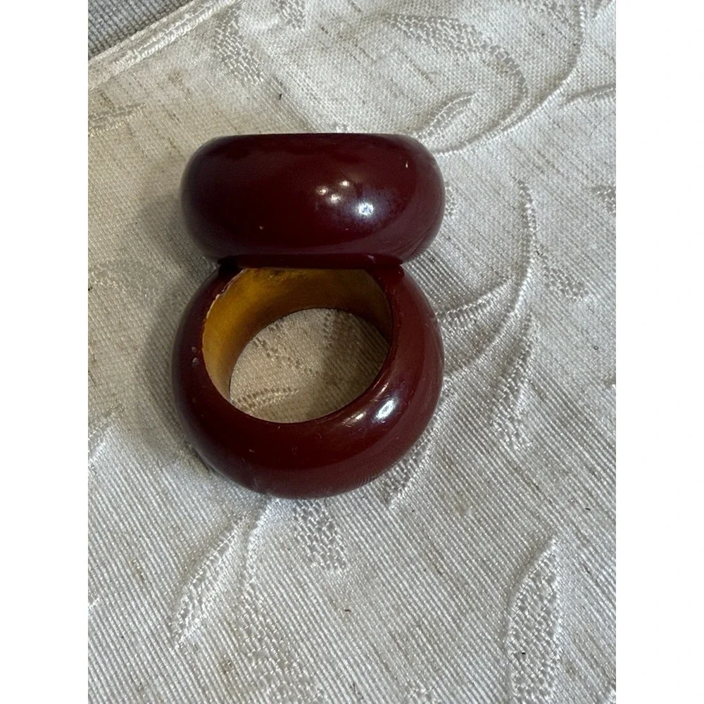 Set Of 2 vintage burgundy lacquered ‎ napkin rings.